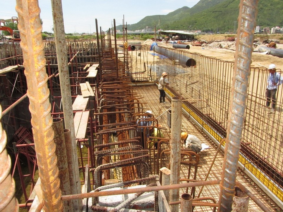 Lap dat cot thep Tram bom chinh.jpg